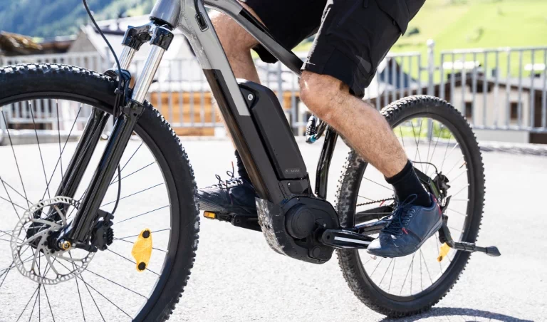 mężczyzna na&nbsp;rowerze elektrycznym