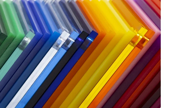 kolorowe plastikowe opakowania