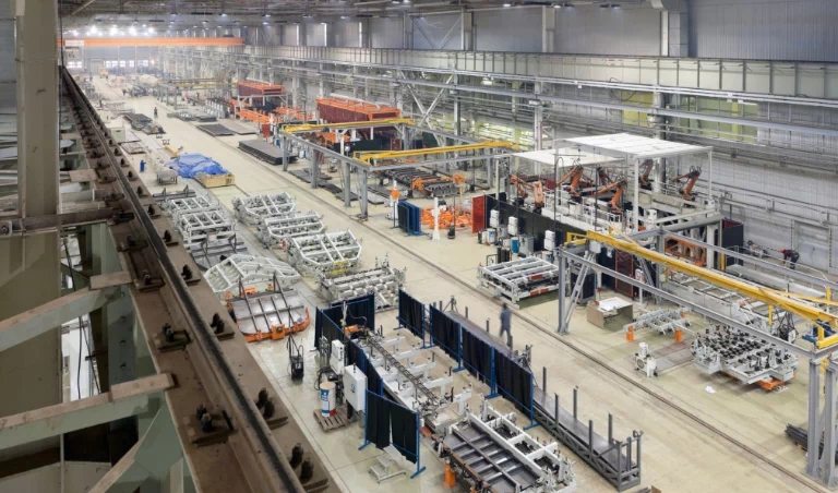 wnętrze hali przemysłowej